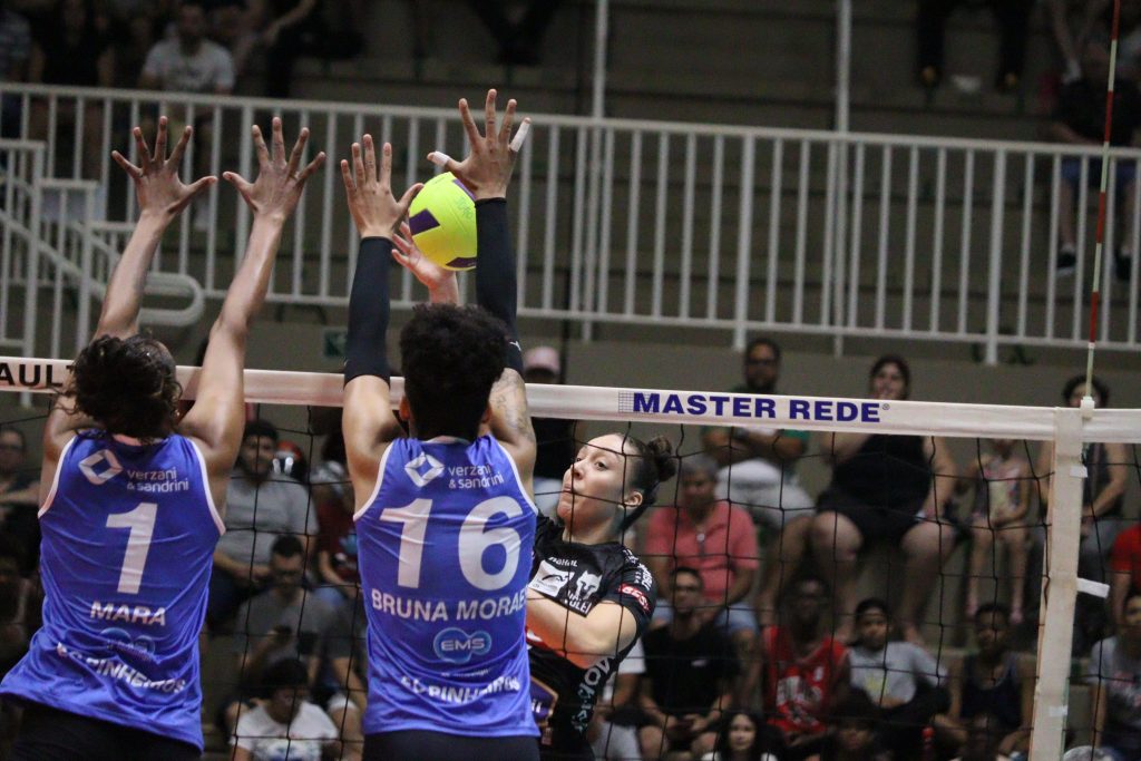 Sesi-Bauru vence o Pinheiros fora de casa e larga na frente na final do  Paulista de vôlei feminino, vôlei